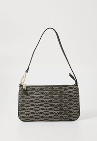 Borsa a tracolla in tessuto nero con motivo logo grigio ripetuto, texture liscia, chiusura con cerniera e tracolla staccabile con dettagli dorati.