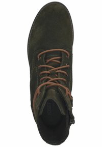 Stivale alla caviglia in suede verde scuro con lacci marroni, cerniera laterale e dettagli di cucitura. Punta rotonda e superficie texturizzata per una migliore presa.