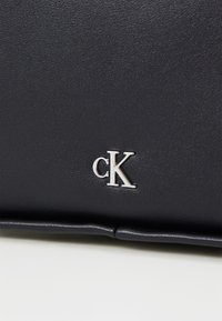 Calvin Klein Jeans MONO MINI BLOCK FLAP - Håndveske - black