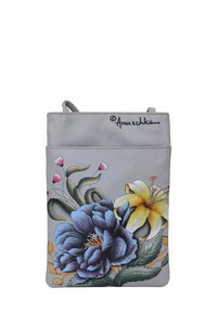 Grijze leren tas met een ontwerp van een blauwe bloem en gele lelie, met groene bladeren en roze accenten; gesigneerd door de artiest.