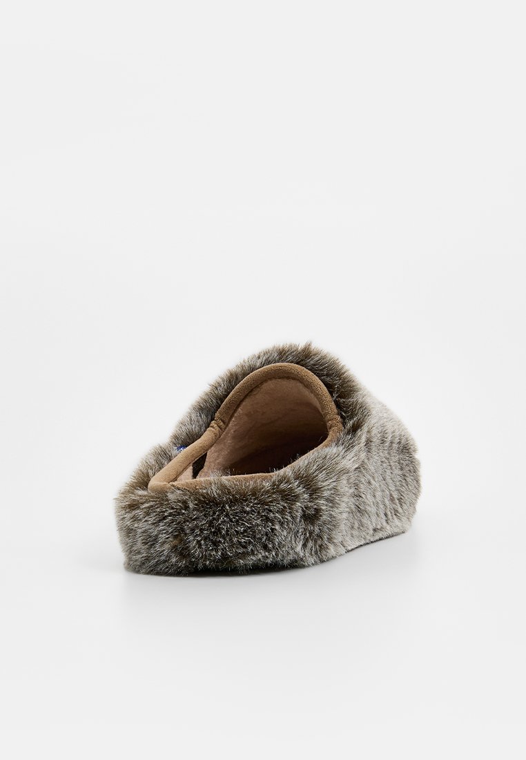 Chausson en fausse fourrure grise avec un design doux et arrondi et une texture moelleuse. Doté d'un dos bas et d'une semelle rembourrée pour plus de confort.