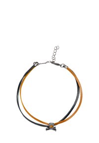 Collar choker de cuero con dos hebras: una naranja y una negra. Presenta un colgante de calavera y tibias cruzadas de metal. Cierre de cadena ajustable.