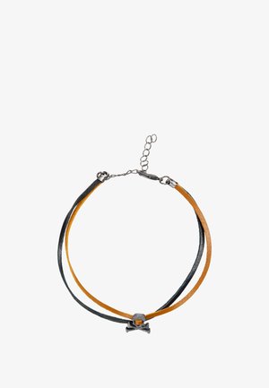 Collar choker de cuero con dos hebras: una naranja y una negra. Presenta un colgante de calavera y tibias cruzadas de metal. Cierre de cadena ajustable.