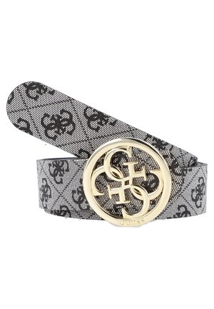 Gråt mønstret bælte med gentagne sorte logoaftryk og et stort rundt guldspænde med indvævede initialer.