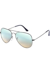 Aviator-Sonnenbrille mit einem silbernen Metallrahmen, Farbverlauf von blauen zu gelben Gläsern und schwarzen Ohrstöpseln. Verfügt über Nasenpolster für zusätzlichen Komfort.