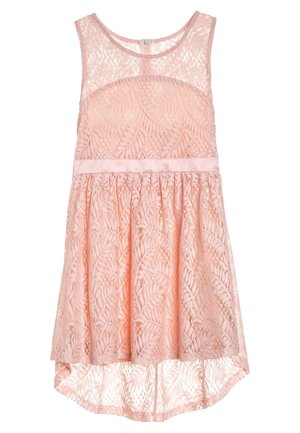 Różowa sukienka bez rękawów z koronkowym kwiatowym wzorem, satynową wstążką w talii, asymetrycznym dołem i zamkiem błyskawicznym z tyłu.