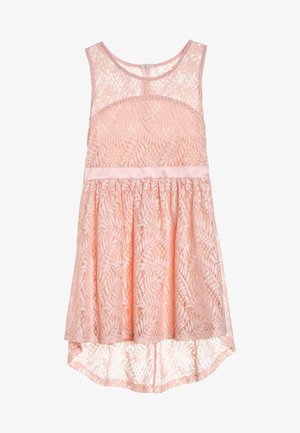 Robe sans manches en dentelle rose à motif floral, avec ceinture en satin à la taille, ourlet asymétrique et fermeture éclair au dos.