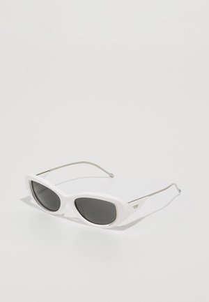 Ochelari de soare din plastic alb, cu un cadru elegant și unghiular. Lentile întunecate și brate din metal argintiu cu o ușoară curbă pentru o prindere mai bună.