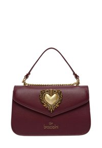 Borsa a mano in pelle bordeaux con chiusura a motivo cuore dorato, manico impreziosito da catena e texture liscia. Logo Braccialini sulla parte anteriore.