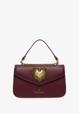 Borsa a mano in pelle bordeaux con chiusura a motivo cuore dorato, manico impreziosito da catena e texture liscia. Logo Braccialini sulla parte anteriore.