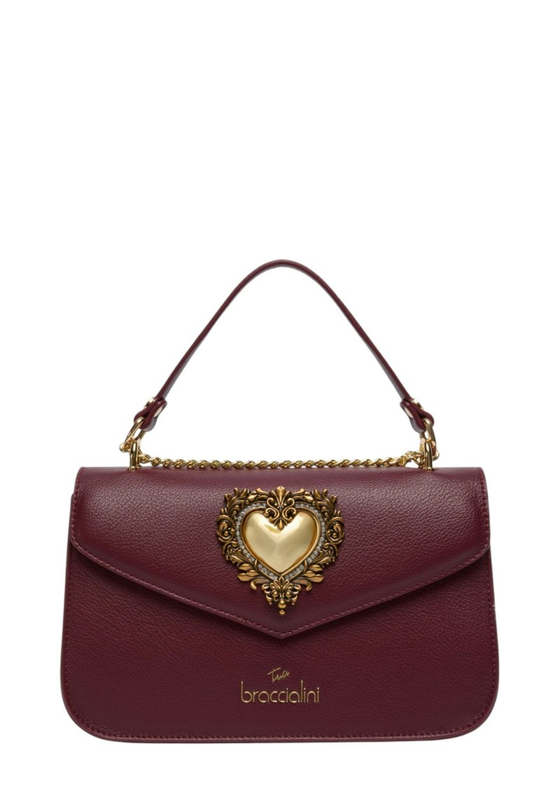 Borsa a mano in pelle bordeaux con chiusura a motivo cuore dorato, manico impreziosito da catena e texture liscia. Logo Braccialini sulla parte anteriore.