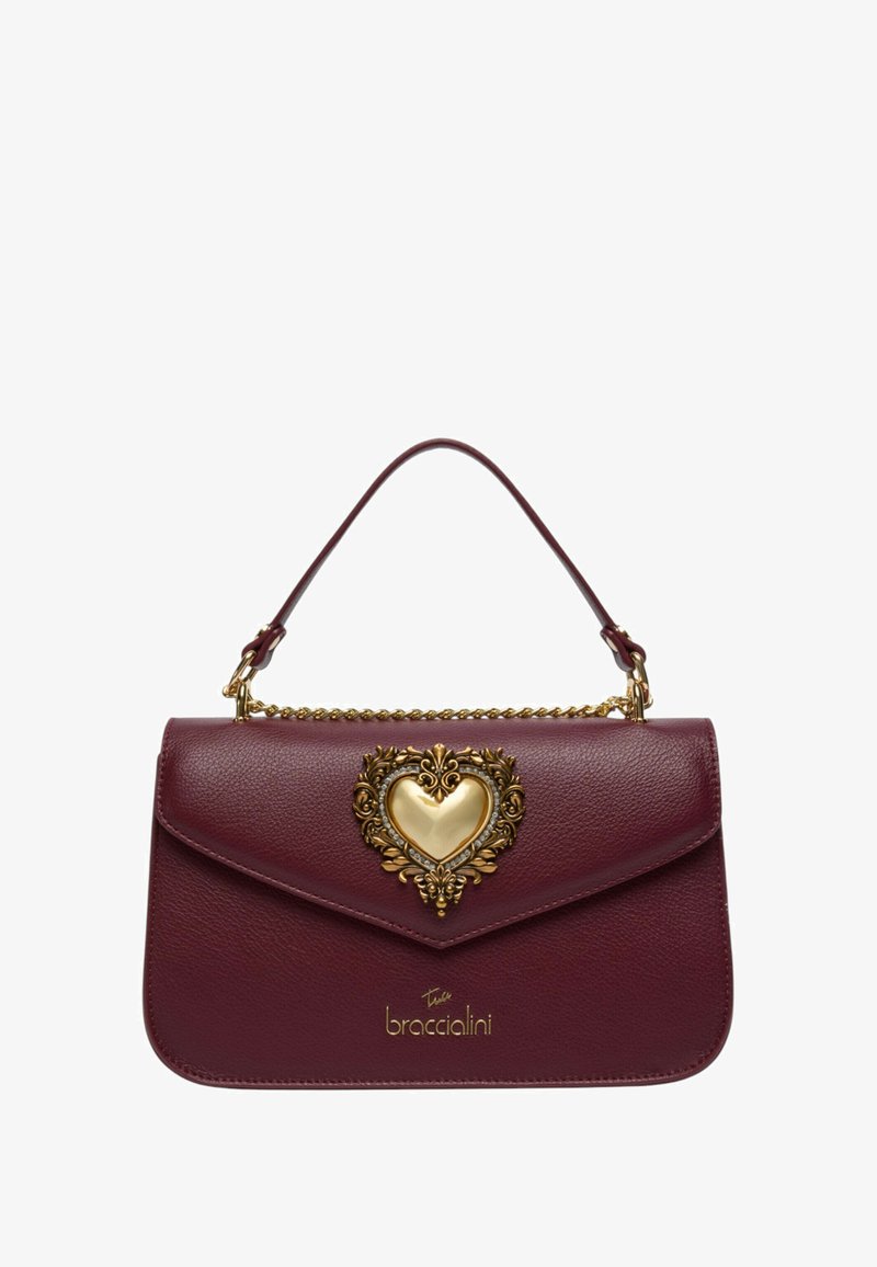 Borsa a mano in pelle bordeaux con chiusura a motivo cuore dorato, manico impreziosito da catena e texture liscia. Logo Braccialini sulla parte anteriore.