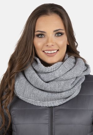 Écharpe infinie tricotée grise avec un motif texturé, doucement drapée, portée sur une veste en plumes noire, présentant une finition lisse et un design superposé.