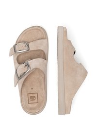 Beežist nubukka nahast sandaalid, kus on kaks reguleeritavat hõbedast pandlat, tasane tald, ühes sandaalis on nähtav pealmine vaade, teises külgvaade, suurus 38.