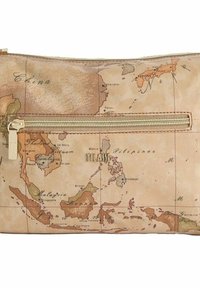 Borsa a pochette a tema mappa in color tan, con zip dorata e logo "CLASS". La superficie presenta dettagliate illustrazioni geografiche e texture.