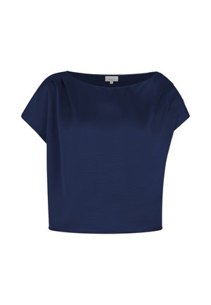 Blouse bleu marine à manches courtes avec encolure bateau et plis subtils sur l'épaule, étiquette de taille visible à l'intérieur du col.