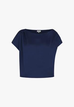 Blouse bleu marine à manches courtes avec encolure bateau et plis subtils sur l'épaule, étiquette de taille visible à l'intérieur du col.