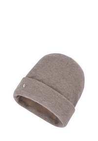 Bonnet en tricot marron fabriqué en matériau doux, présentant un revers roulé et un petit accent métallique sur le côté.