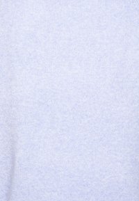 Tecido de malha azul claro com uma textura suave e macia. O fundo é levemente mesclado, criando um efeito de padrão subtil.