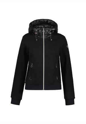 Czarna kurtka zapinana na zamek z fakturowaną tkaniną, pikowanym kapturem z ociepleniem i sznurkami, kieszeniami z zamkiem z przodu oraz ściągaczami na mankietach i dole.