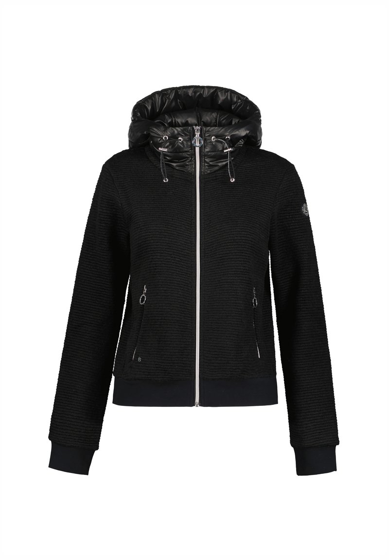 Veste noire à fermeture éclair avec tissu texturé, capuche matelassée avec cordons de serrage, poches avant zippées, et poignets et ourlet côtelés.