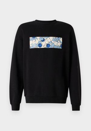 Sudadera negra con un panel rectangular central que presenta un patrón abstracto en azul y blanco. Los puños y el dobladillo acanalados ofrecen estructura.