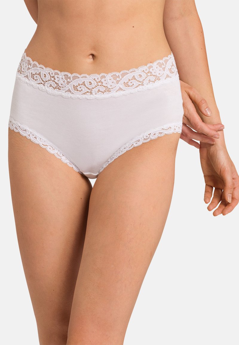 Mutande di cotone bianche con un ampio elastico in pizzo. Il pizzo presenta motivi floreali, offrendo un contrasto testurato con il tessuto.