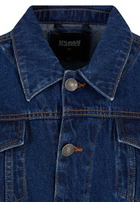 Giacca di jeans blu scuro con cuciture arancioni, bottoni metallici incisi "Urban Classics" e colletto, etichetta di dimensioni XS all'interno.