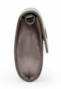 Kleine Handtasche mit einer glatten grauen Außenseite, einem glänzenden metallisch bronze-farbenen Innenraum und einem Druckverschluss. Hat eine runde Form und verfügt über Hardware-Akzente.