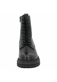 Botas de cuero negro hasta el tobillo con cordones en la parte delantera y cremallera lateral, con punta redondeada y suela de goma texturizada.