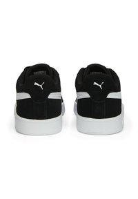 Zapatillas de ante negro con acentos blancos, superficie texturizada, puntera redondeada y cuello acolchado. Presenta un logo blanco en el talón.