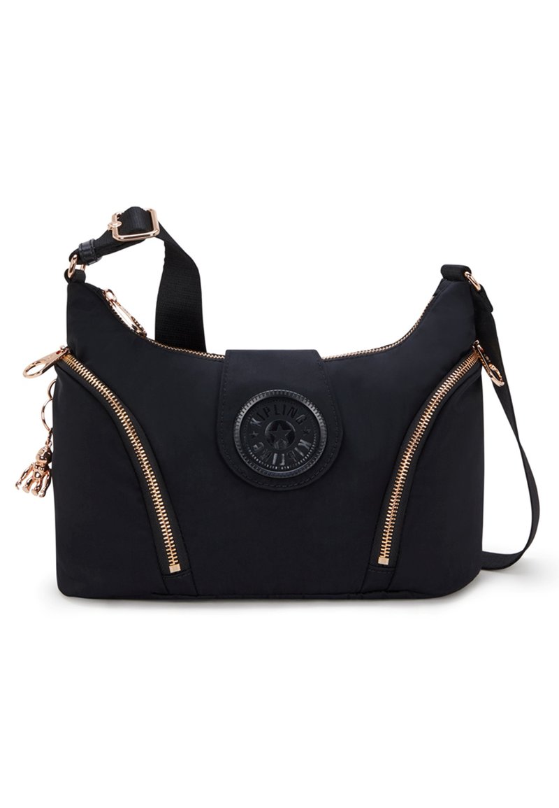 Borsa a spalla in nylon nero con zip color oro rosa, patch logo circolare e tasche laterali con zip. Presenta una tracolla rimovibile e una superficie texturizzata.