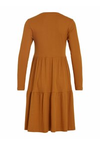 Långärmad klänning i orange-brun ribbad tyg, med en lager-på-lager kjol och rund halsringning. Slät textur med en flödande design.
