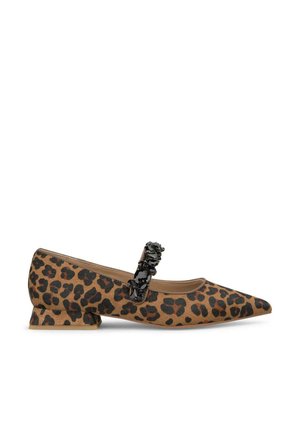 Bailarinas de punta afilada en tela de estampado de leopardo con un pequeño tacón negro en bloque. Presentan una correa decorativa con un acento de gema negra.
