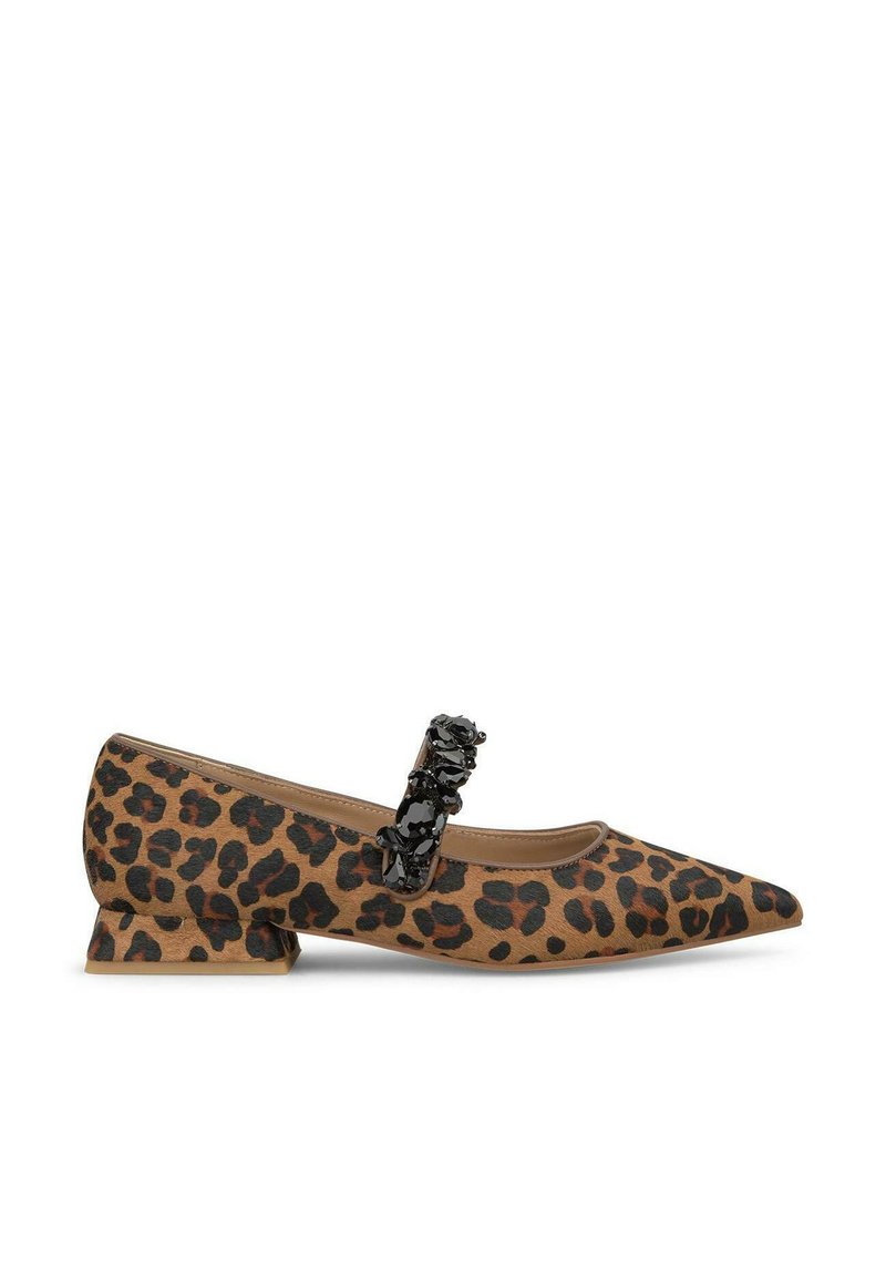 Ballerine a punta con stampa leopardata in tessuto, dotate di un piccolo tacco a blocco nero. Presentano una fascia decorativa con un accent gemma nera.