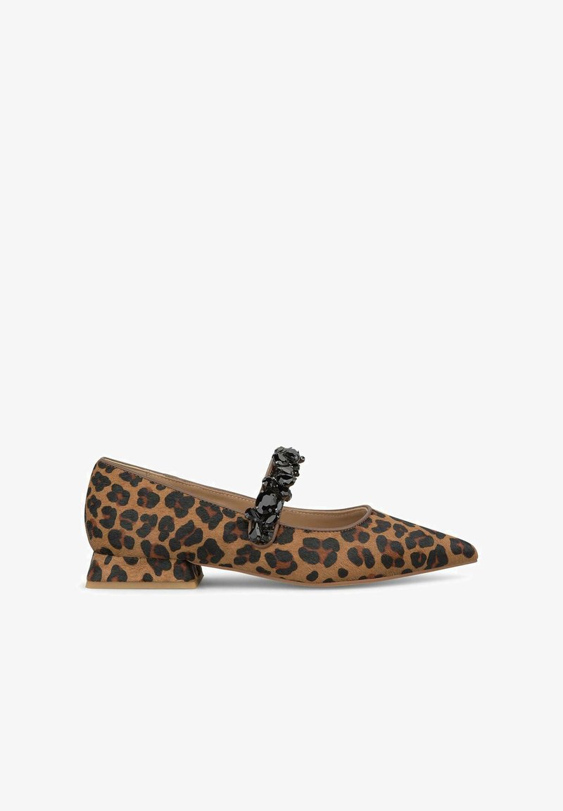 Ballerine a punta con stampa leopardata in tessuto, dotate di un piccolo tacco a blocco nero. Presentano una fascia decorativa con un accent gemma nera.