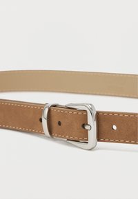 Ceinture en faux daim marron avec une boucle en métal argenté et des coutures blanches, comportant plusieurs trous pour un ajustement de la taille. Texture plate et lisse.
