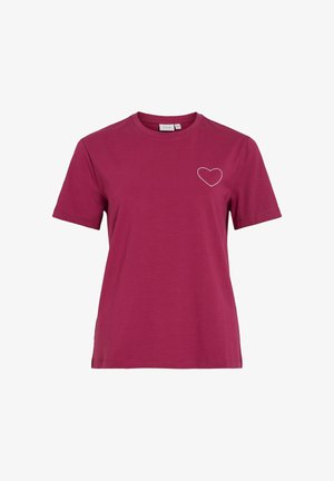 Lühikeste varrukatega, marjatooniline puuvillane t-särk, millel on vasakul rinnal lihtne valge tikitud süda. Tavaline lõige.