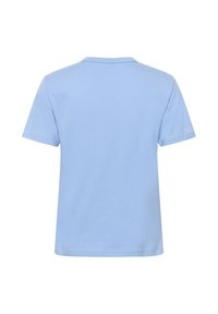 Svetlo modra bombažna majica z okroglim izrezom in kratkimi rokavi; gladka tekstura in enostavna zasnova brez vidnih vzorcev ali poudarkov.