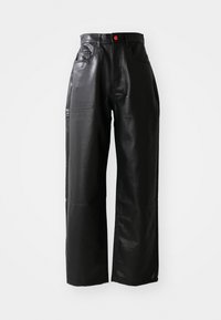 Zwarte kunstlederen wijde broek met een hoge taille, zichtbare zakken en een rode knoopaccent, met een gladde, glanzende textuur.
