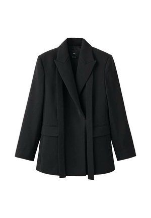 Czarna marynarka o wyraźnej konstrukcji, z kołnierzem typu szalowego, otwartym przodem i dwoma przednimi kieszeniami. Wykonana z gładkiego materiału, o dopasowanym fasonie.