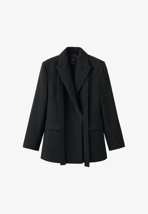 Czarna marynarka o wyraźnej konstrukcji, z kołnierzem typu szalowego, otwartym przodem i dwoma przednimi kieszeniami. Wykonana z gładkiego materiału, o dopasowanym fasonie.