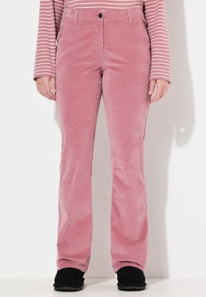 Roze corduroy broek met een rechte pasvorm, voorzien van een knoopsluiting en zakken. Gekocht met zwarte schoeisel.