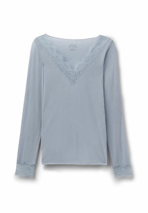 Hellblaues Langarmshirt mit V-Ausschnitt und Spitzensaum am Ausschnitt und an den Manschetten, flach auf einem weißen Hintergrund ausgelegt.