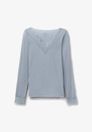 Lyseblå langærmet top med V-udskæring og blondestrimle ved halsudskæring og manchetter, vist fladt på en hvid baggrund.