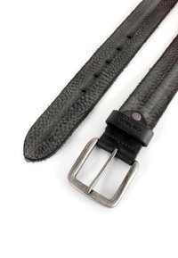 Schwarzer Ledergürtel mit strukturierter Oberfläche, silberner Metallschnalle und mehreren Einstichlöchern entlang seiner Länge.