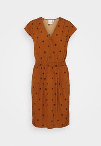 Robe portefeuille à pois marron avec des manches courtes, une taille élastique et une jupe évasée. Fabriquée en tissu léger avec une texture lisse.