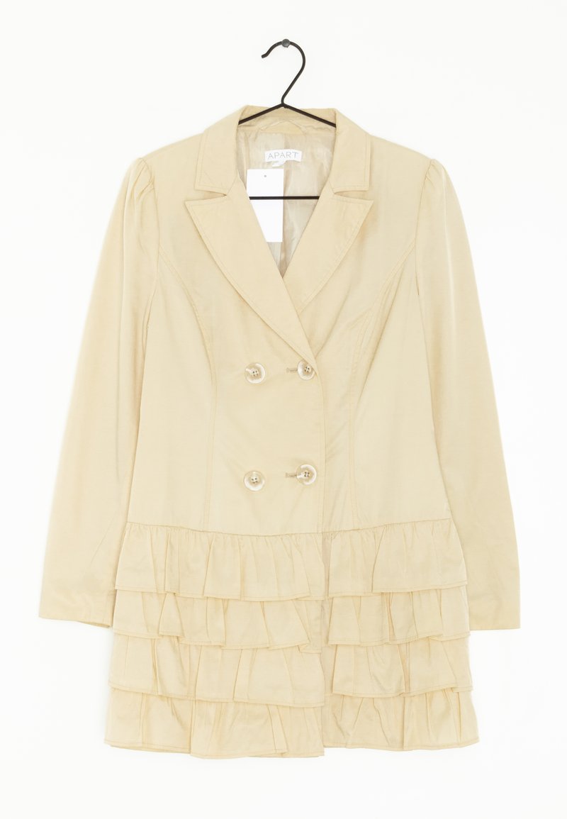 Beige takki, jossa on kaksirivinen napitus, muotoiltu kaulus, röyhelöhelma ja nappidetaljit. Tasainen kangas, jossa on hieno kiilto.