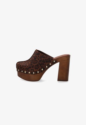Dřevěná platforma a blokový podpatek s hnědou dřevěnou podrážkou, s vrškem se vzorem leopardí kůže a kovovými cvoky podél okraje.