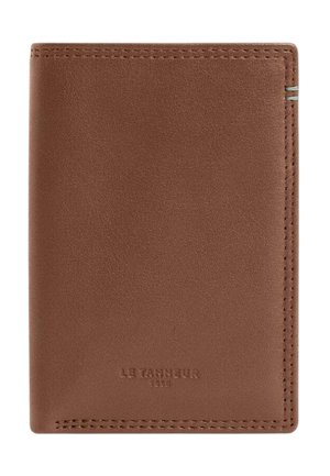 Portefeuille en cuir marron avec bords cousus et logo subtil embossé "Le Tanneur 1898" à l'avant.